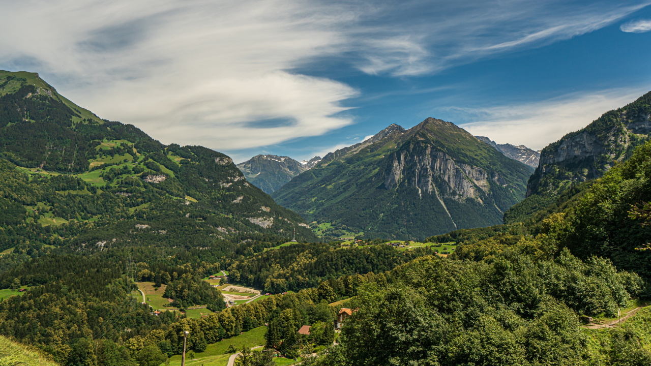 Высокие покрытые зеленью альпы под красивым небом, Швейцария 