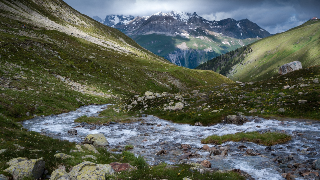Быстрая горная река протекает между горами 
