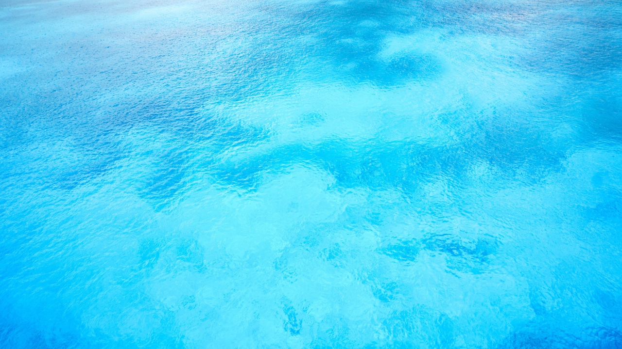 Чистая спокойная голубая вода в океане 