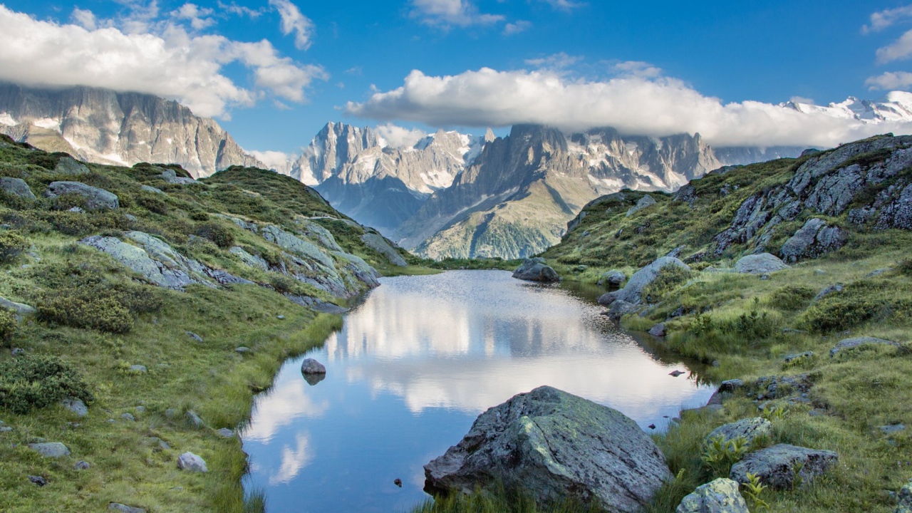 Озеро у больших горных массивов 