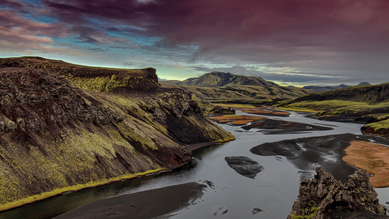 Неглубокая река среди зеленых гор