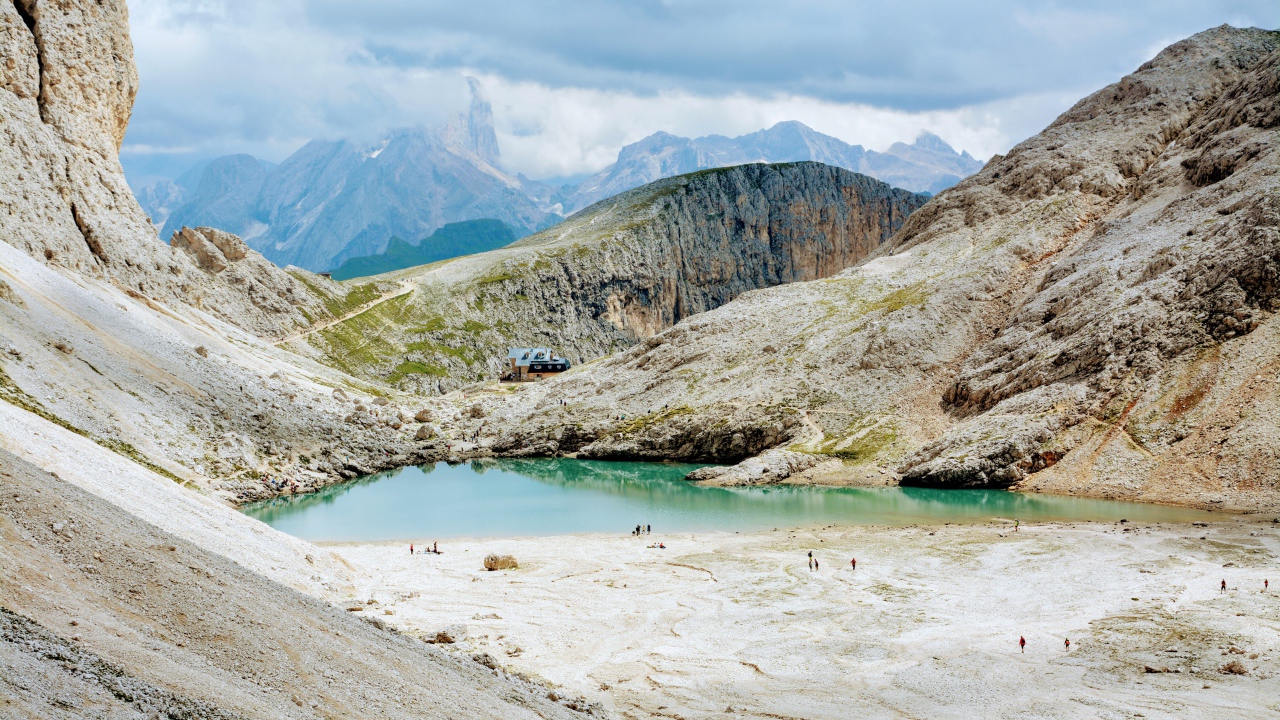 Маленькое голубое озеро в горах