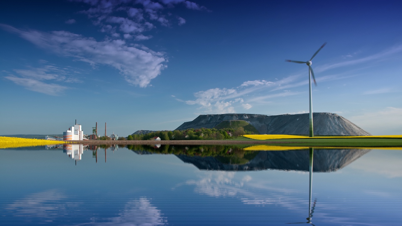 Ветряная турбина стоит на берегу озера 