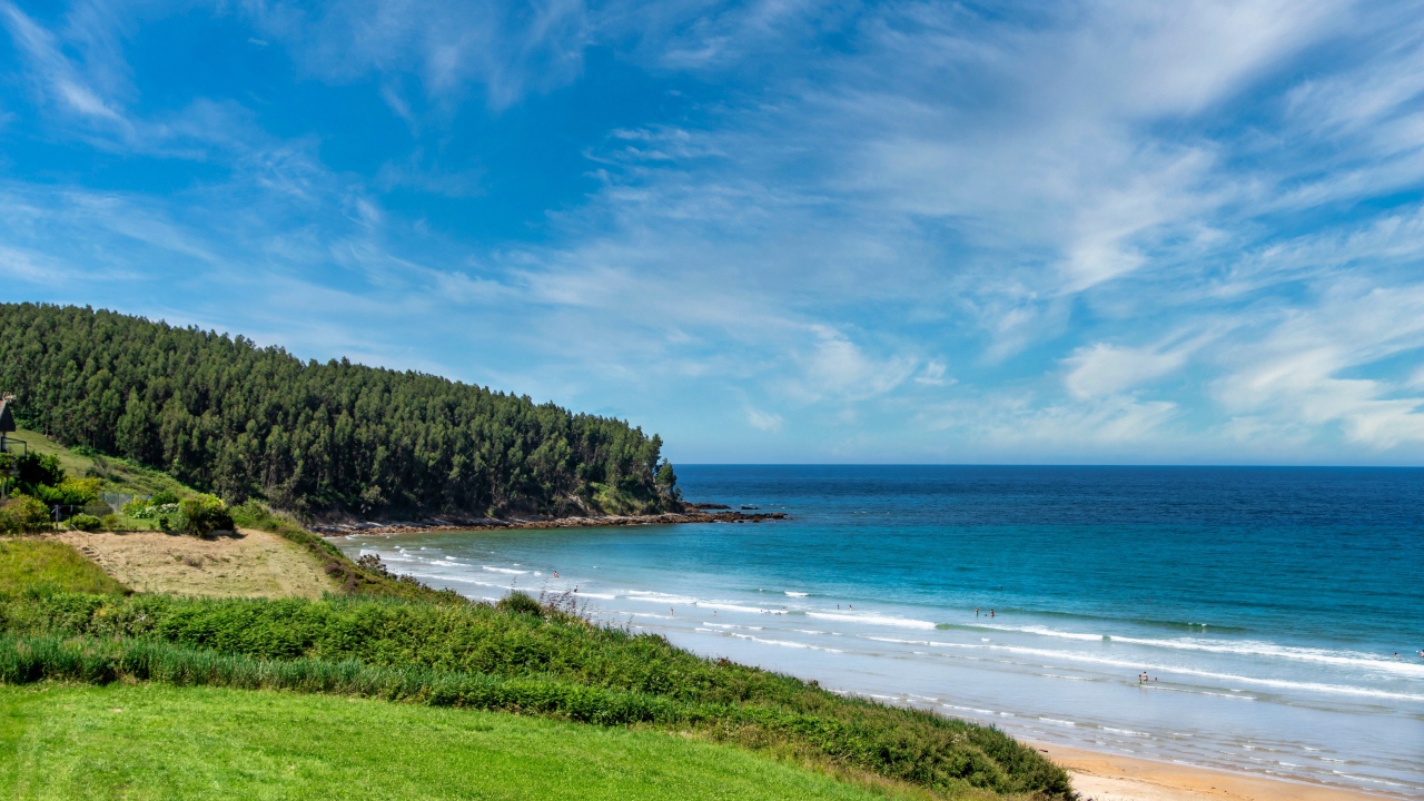 Красивое голубое небо с белыми облаками над морем 