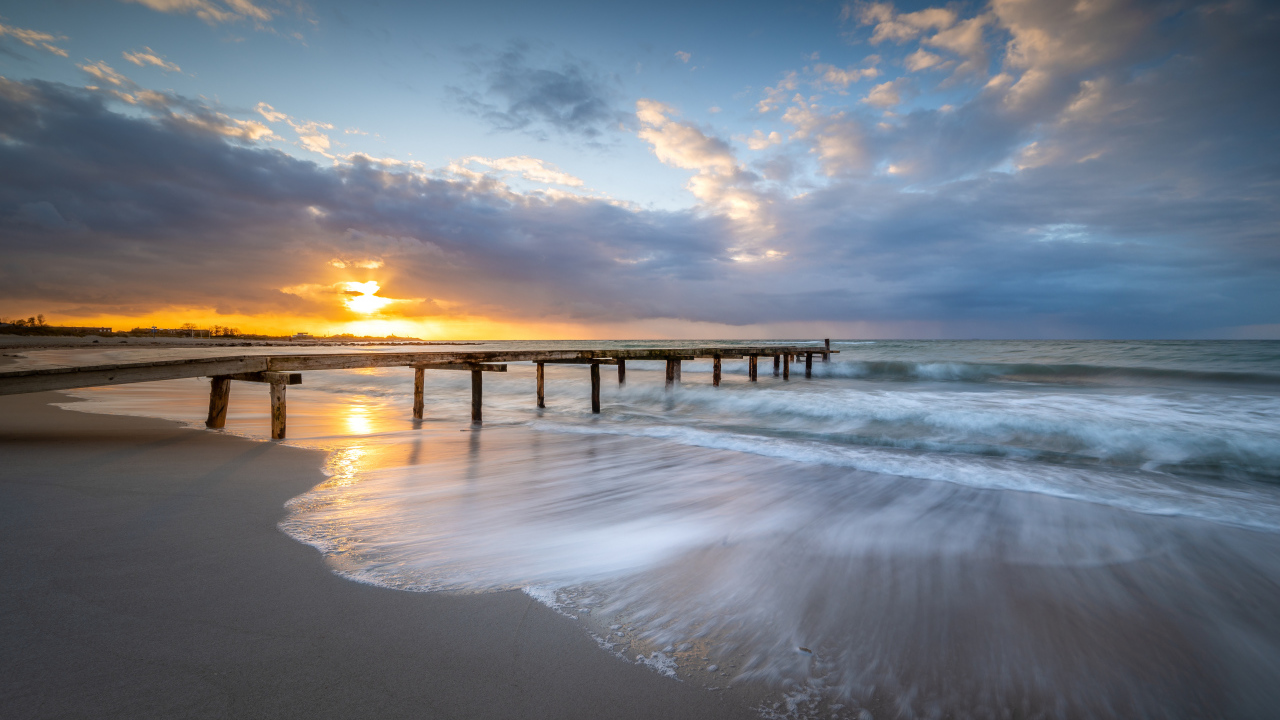 Красивые спокойные морские волны на закате