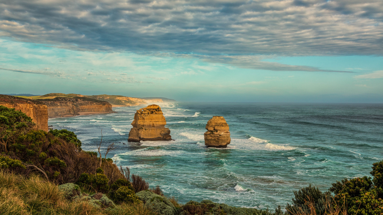 Красивый вид на скалистую береговую линию океана