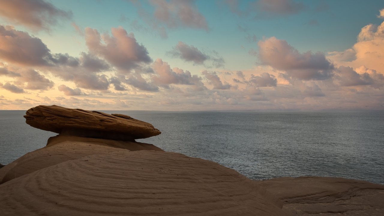 Большой камень на берегу моря 