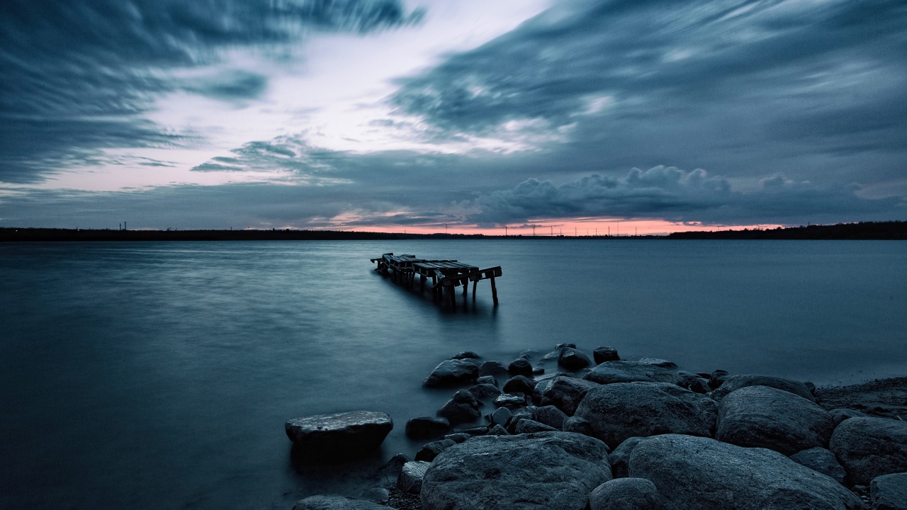 Большие камни на берегу у моря в сумерках 