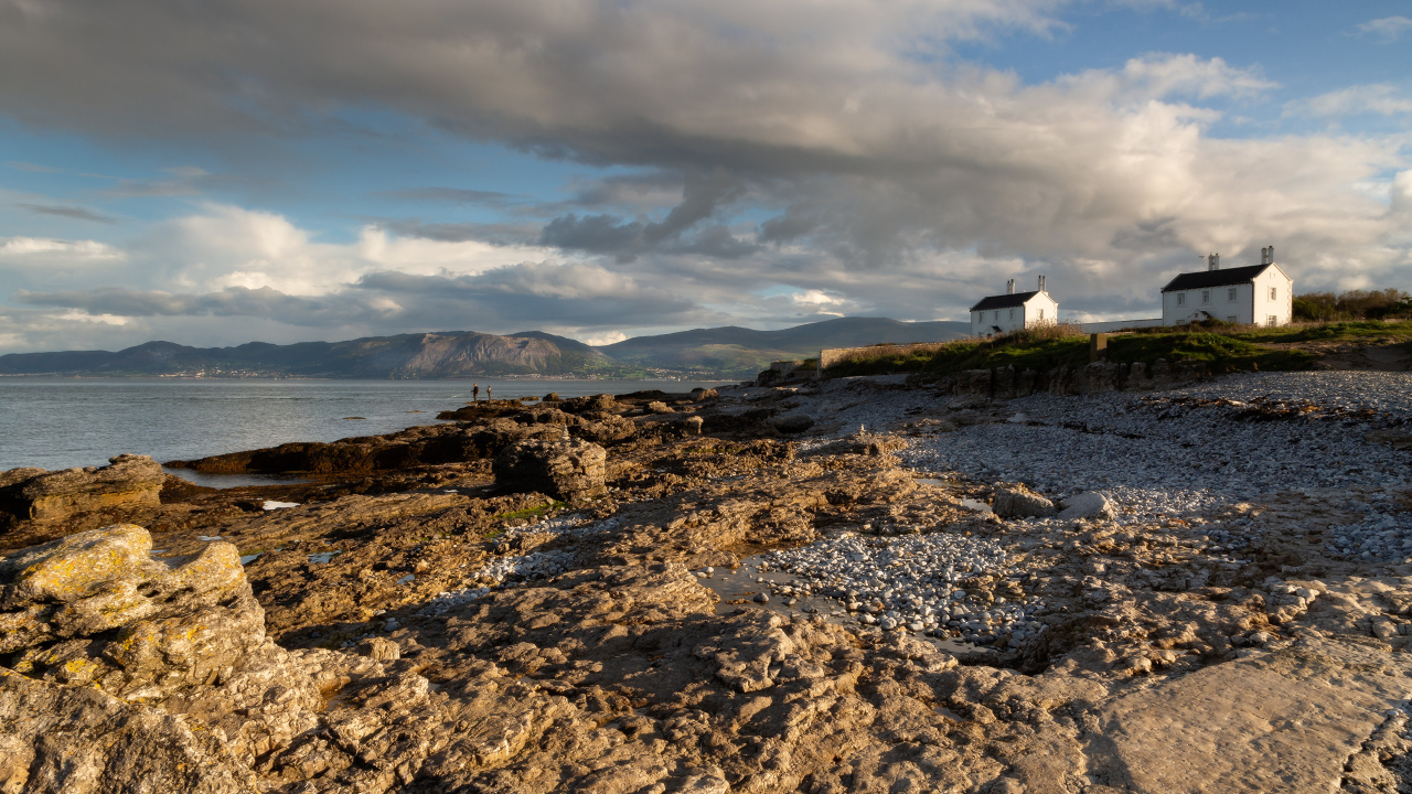 Низкие серые облака над каменным берегом у моря, Великобритания