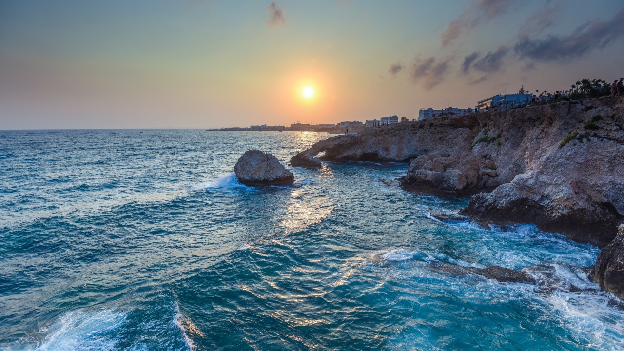 Морской прилив на закате солнца 