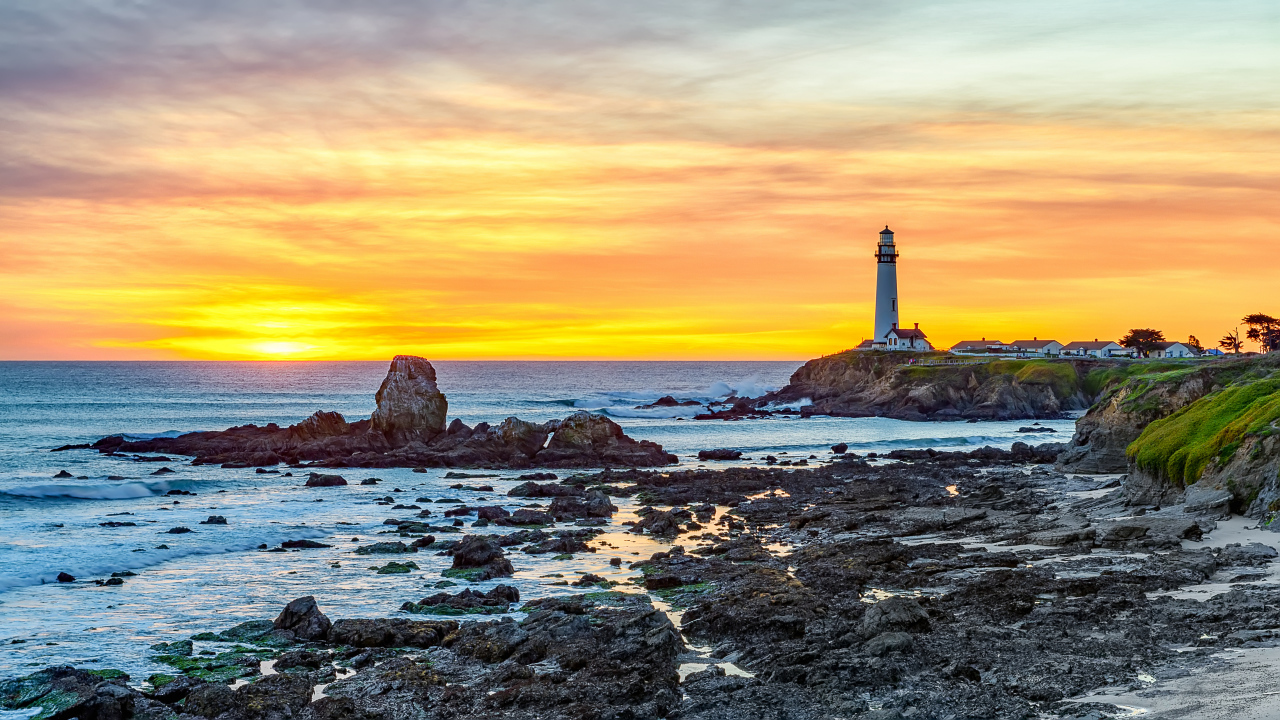 Камни на берегу моря на закате солнца