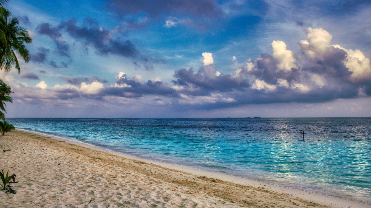 Густые облака над спокойной морской водой