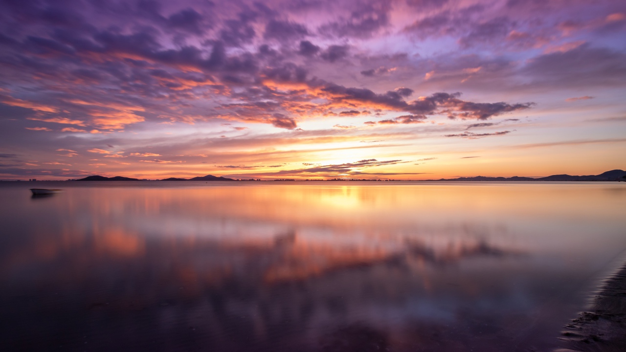 Красивый сиреневый закат над озером 
