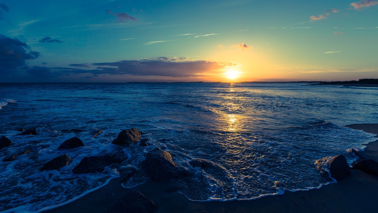 Красивый закат летнего солнца на морском побережье