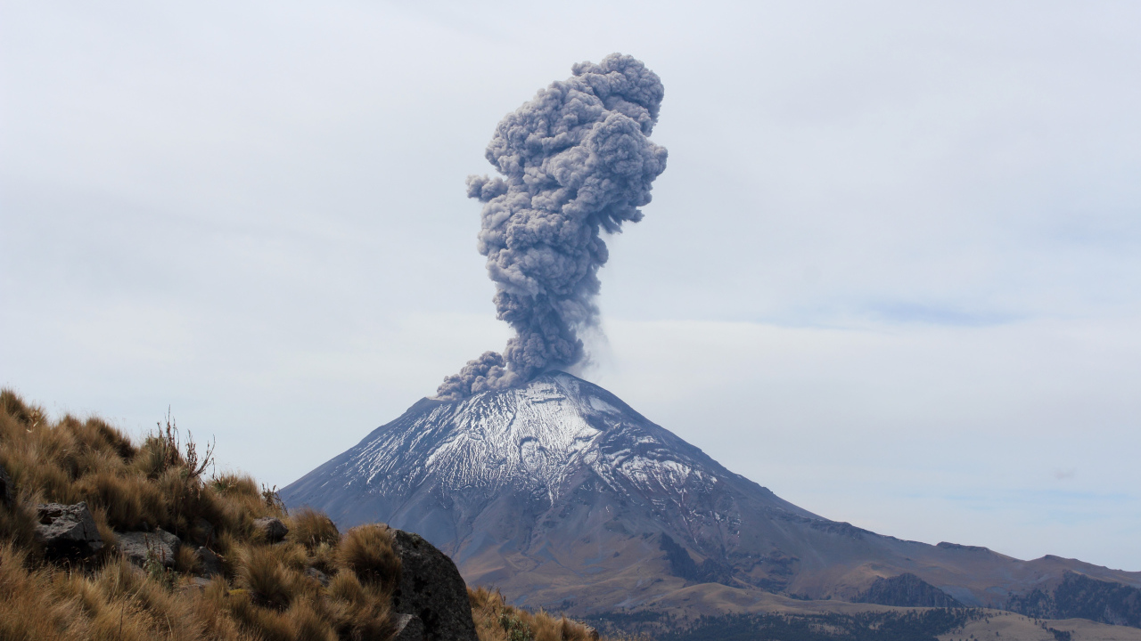 Дым над действующим вулканом Попокатепетль, Мексика