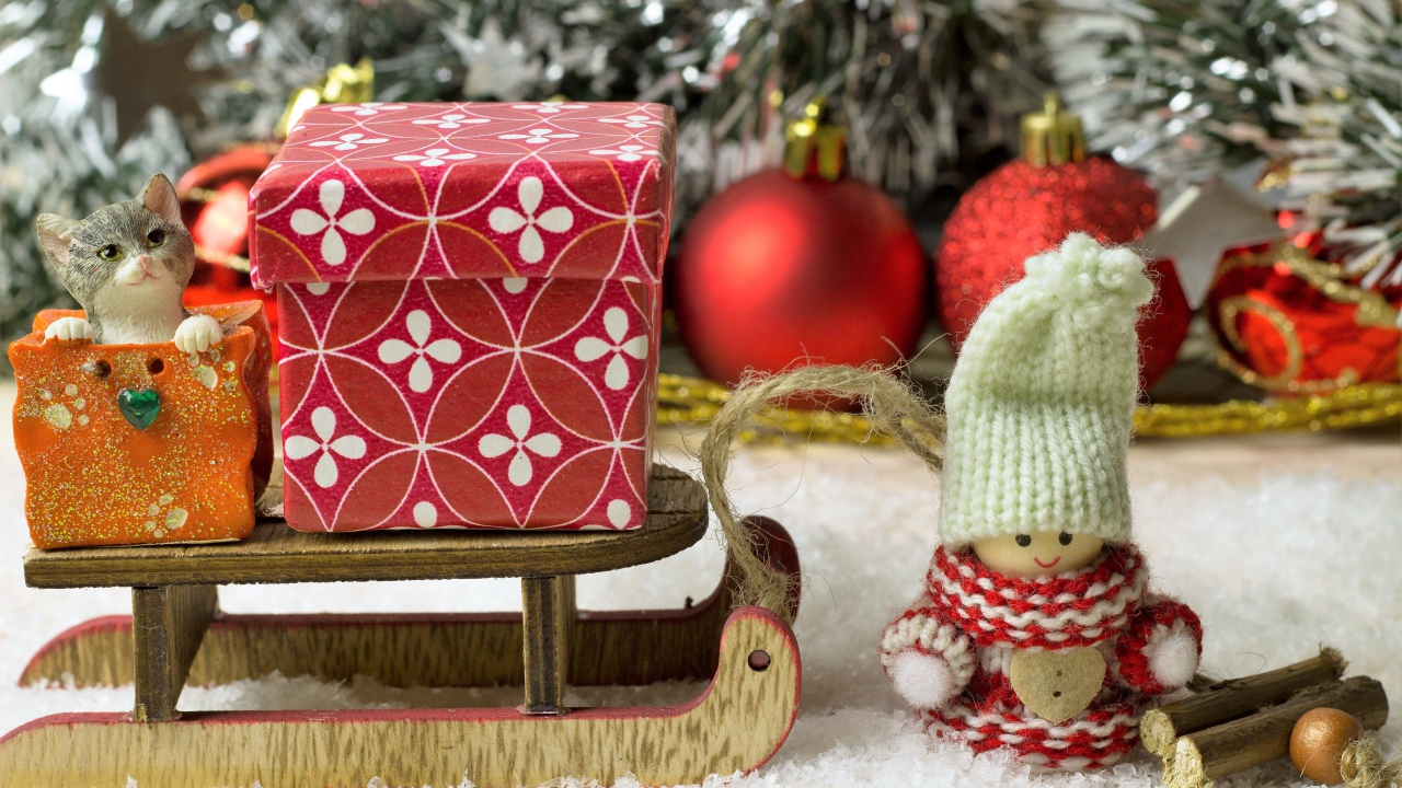 Новогодний декор под елкой