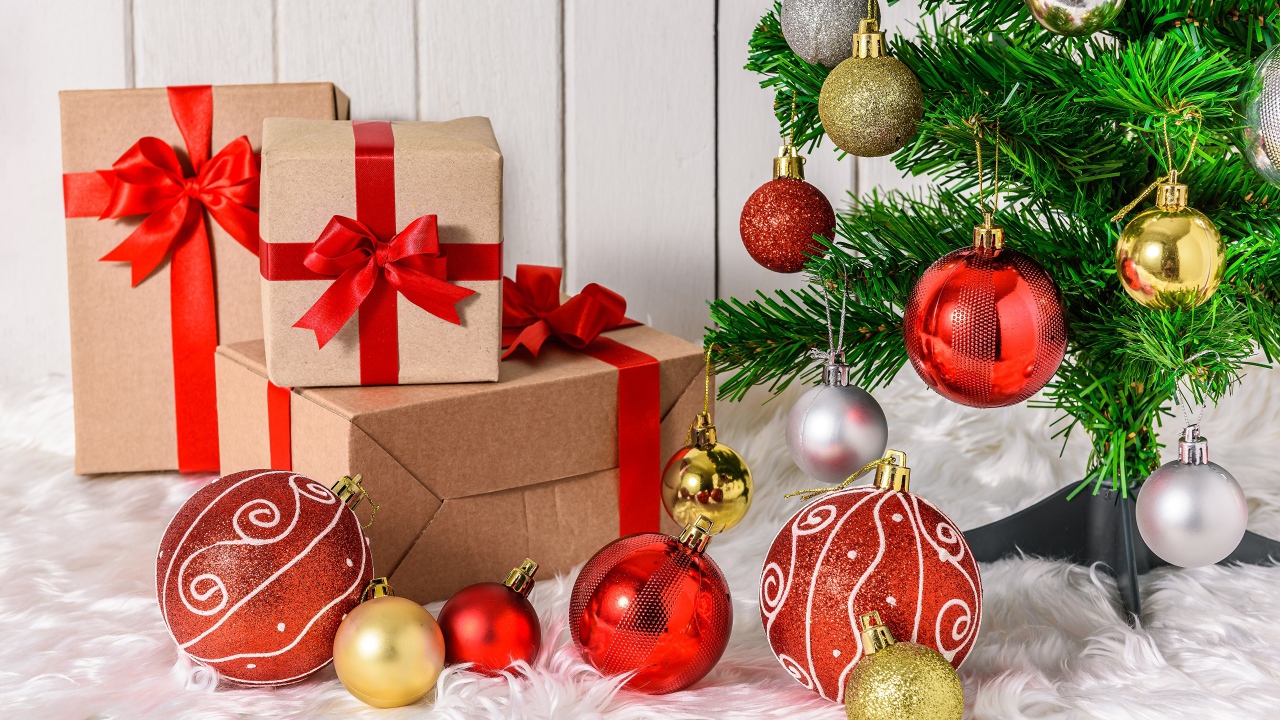 Новогодняя ель с подарками и игрушками 