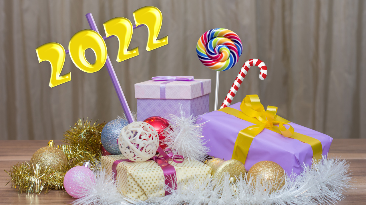 Подарки и елочные украшения на новый год 2022