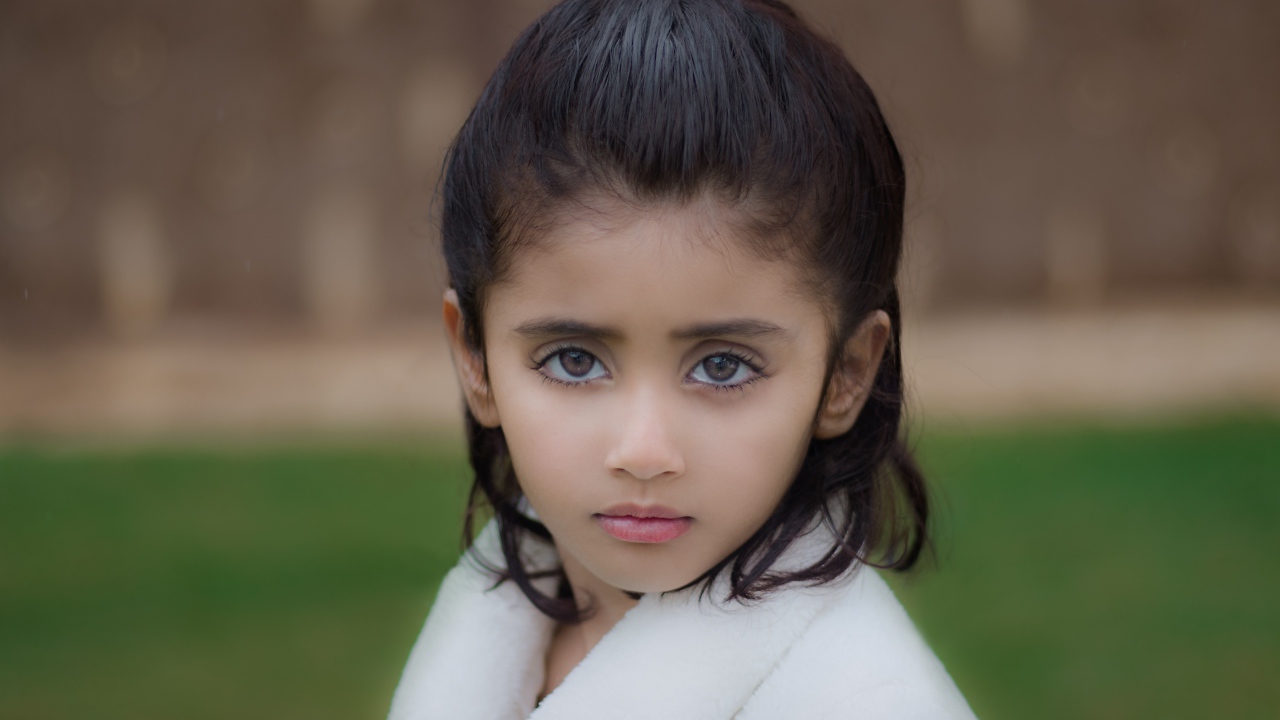 Красивая девочка с большими глазами
