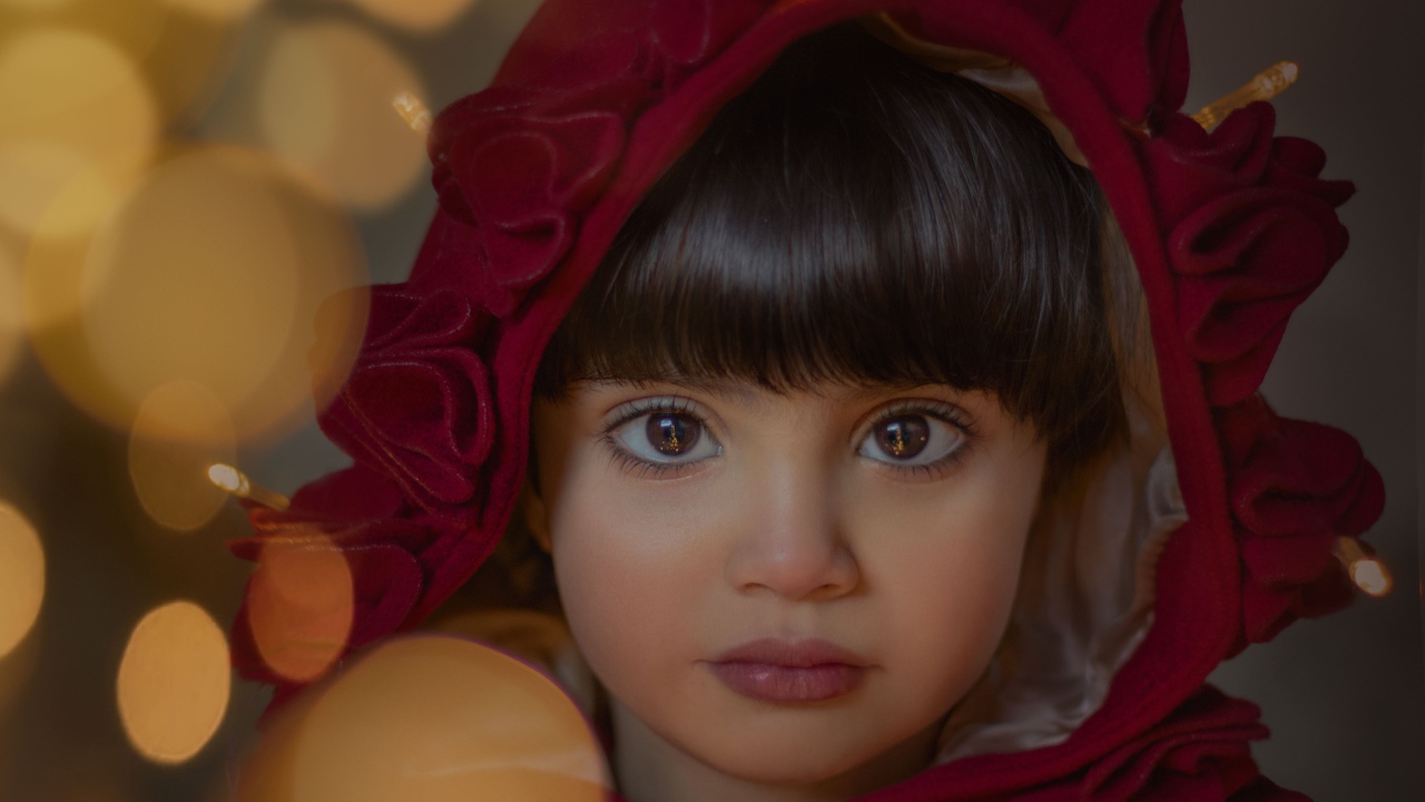 Девочка с большими карими глазами в красном капюшоне