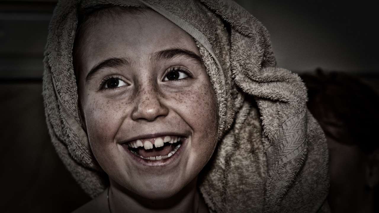 Девушка с веснушками на лице с полотенцем на голове
