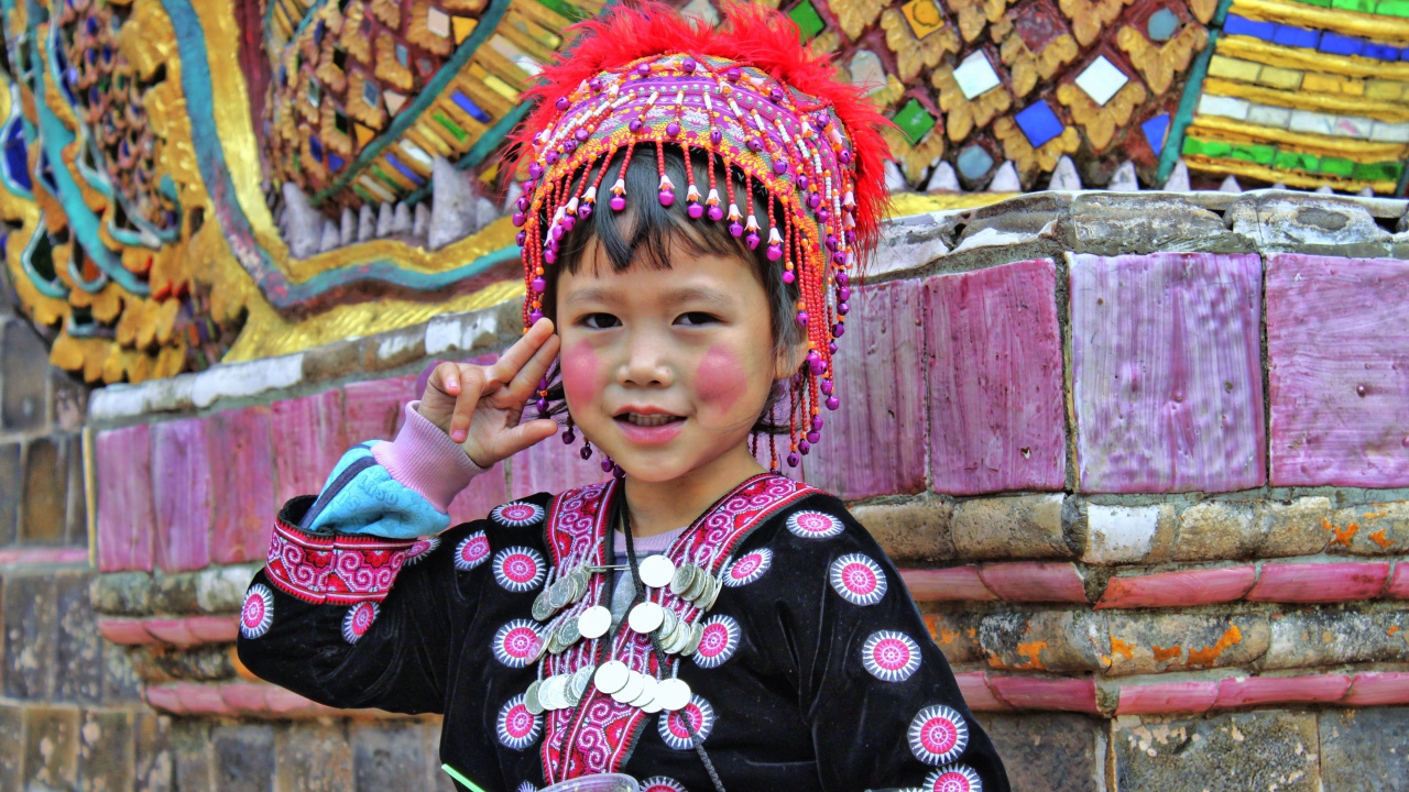 Маленькая девочка азиатка в национальном костюме 