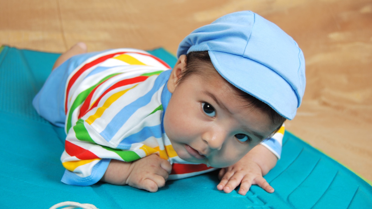 Маленький мальчик с голубой кепке 