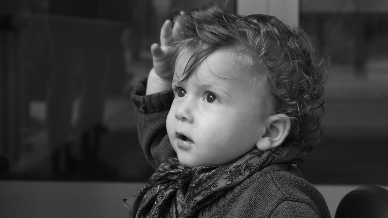 Маленький мальчик с рукой в волосах черно-белое фото 