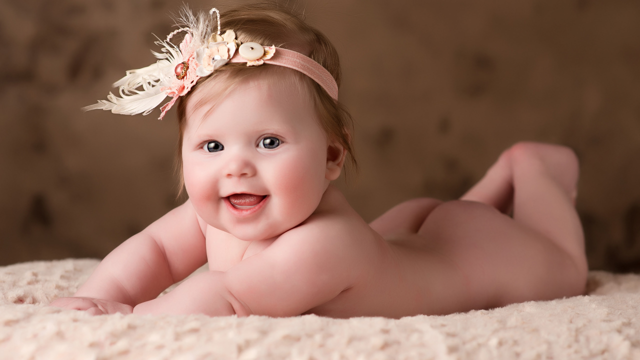 Маленькая забавная девочка с повязкой на голове