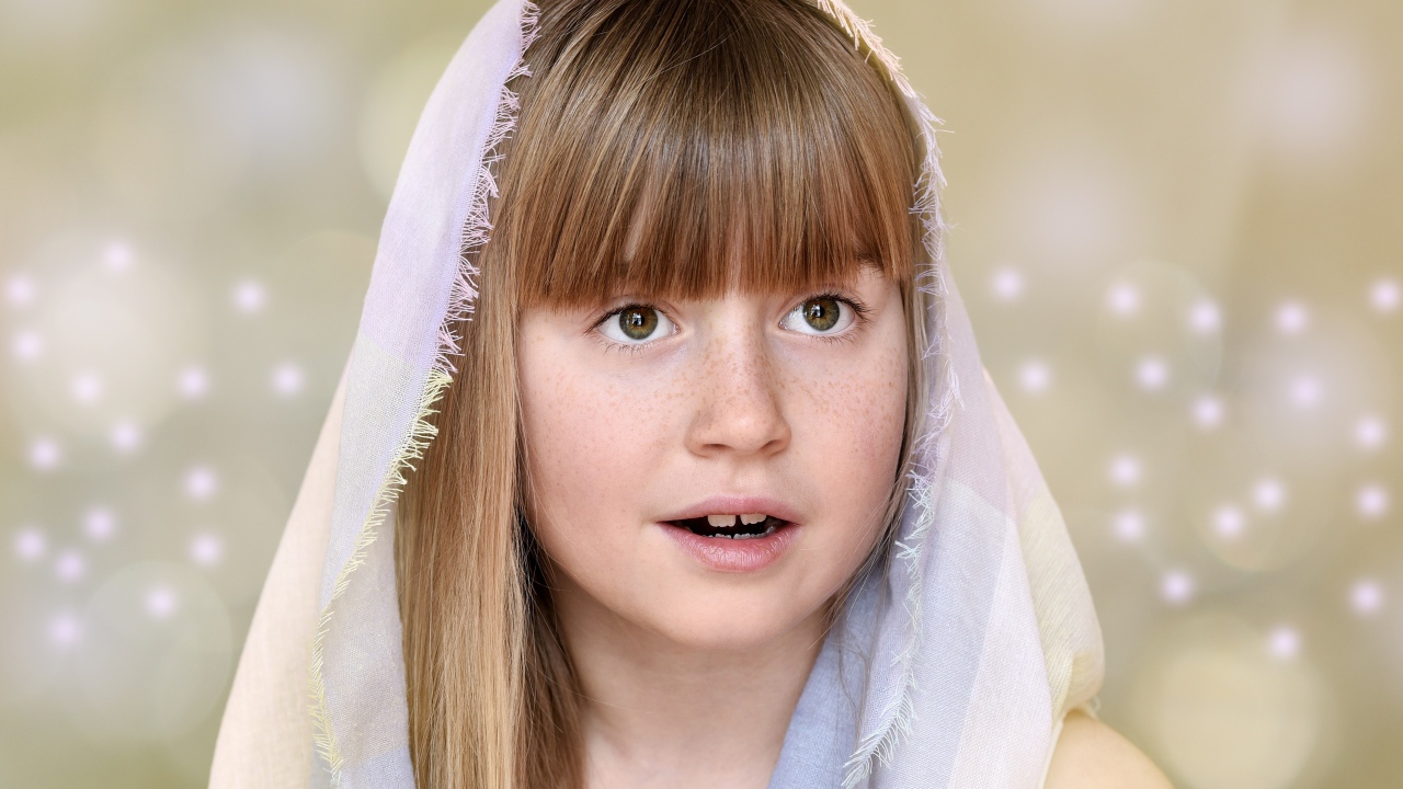 Маленькая девочка с накидкой на голове