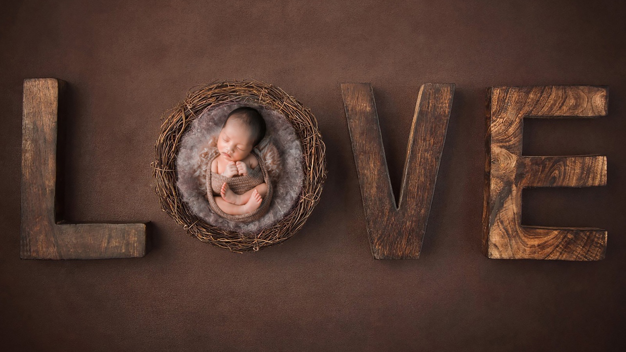 Маленький грудной ребенок с надписью любовь 