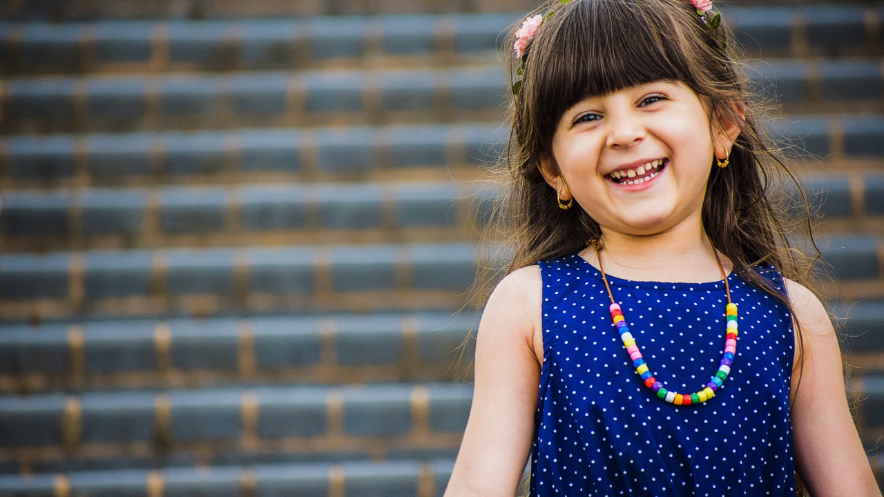 Улыбающаяся маленькая девочка в платье
