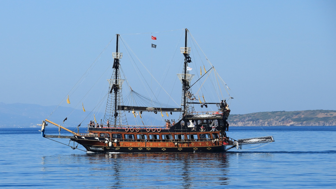 Большой красивый пиратский корабль в море 