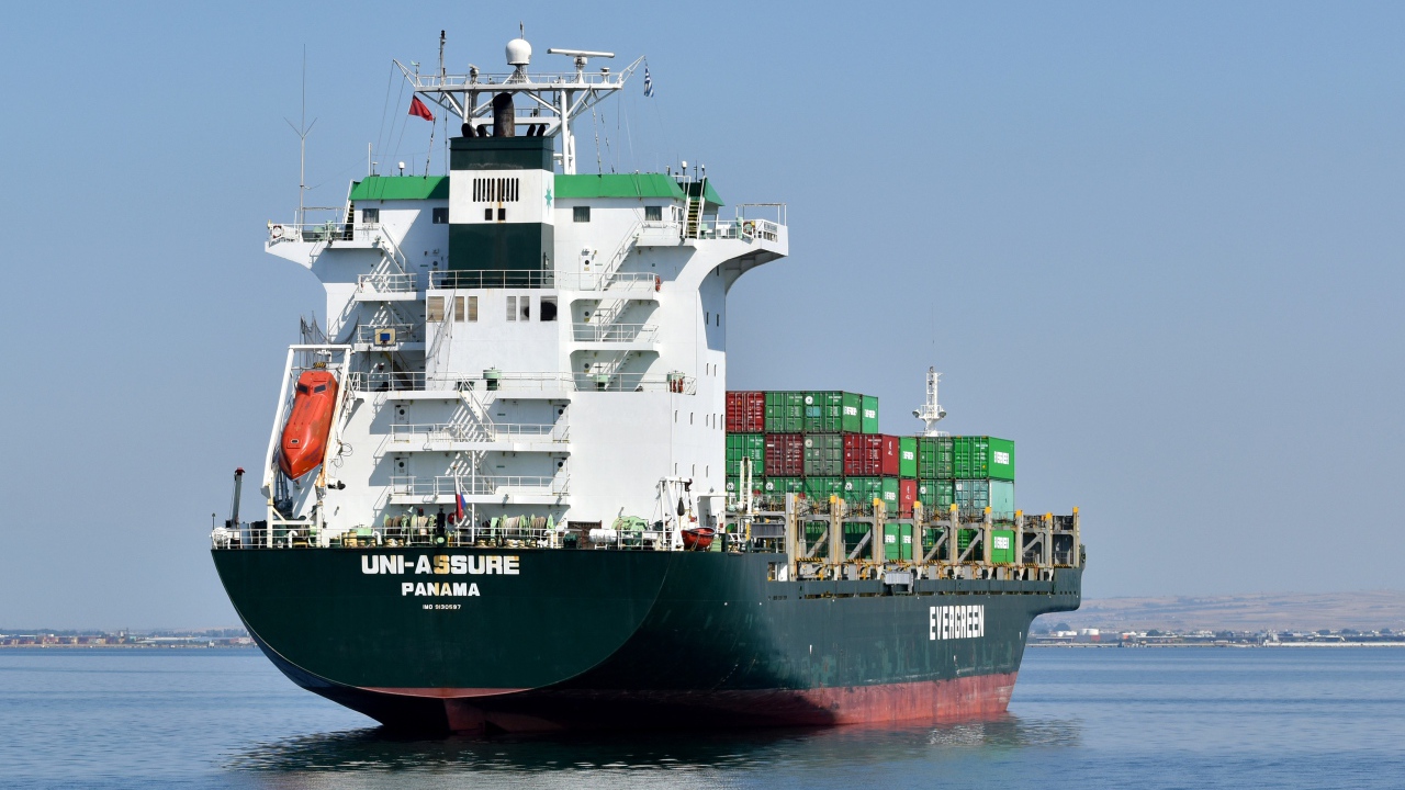 Большой грузовой танкер с контейнерами в море 