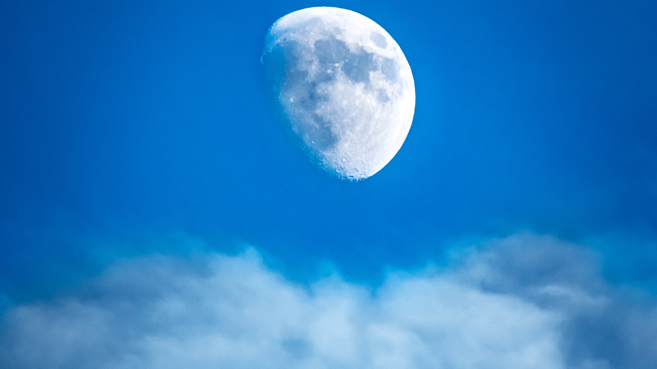 Половина большой белой луны в голубом небе