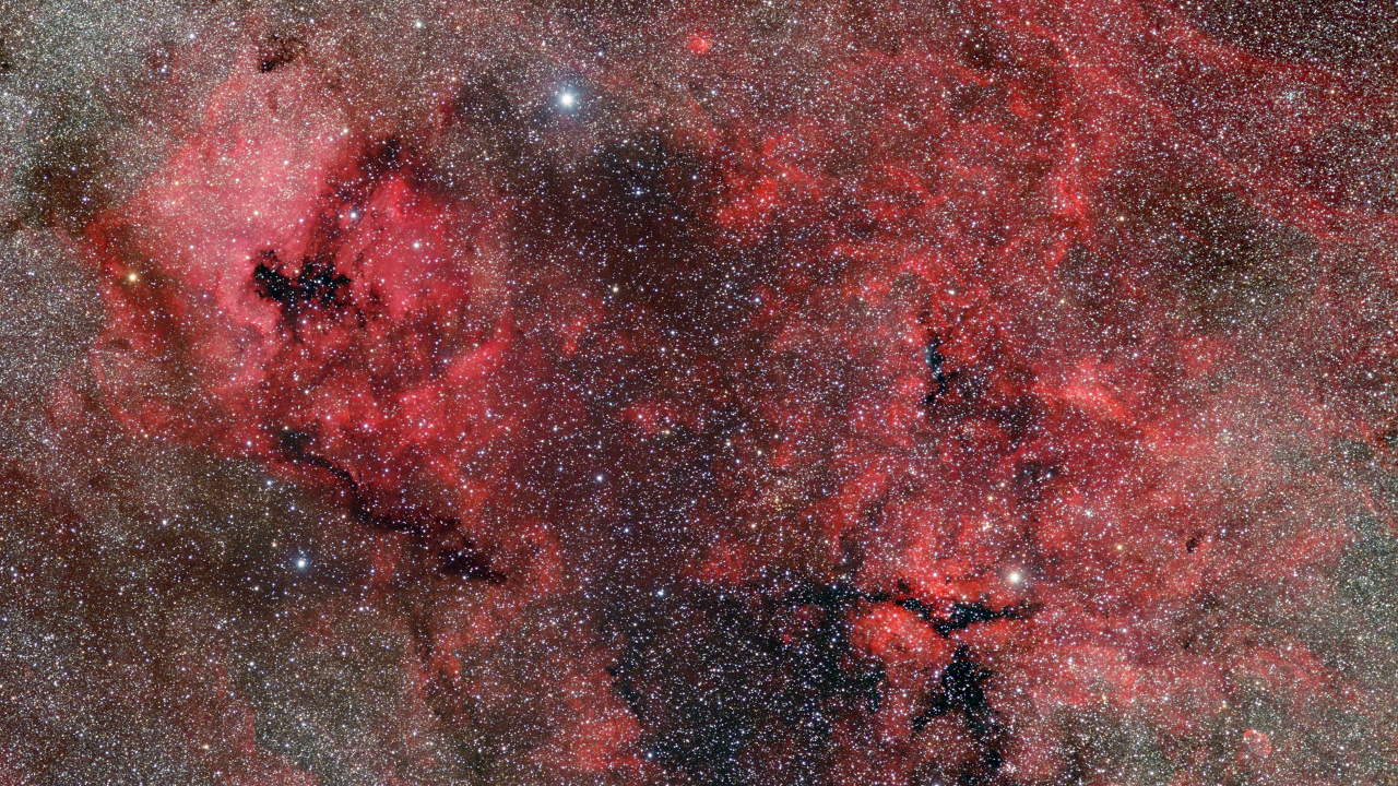 Розовая туманность в космосе