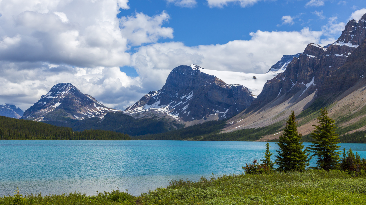 Голубая чистая вода в озере у гор, Канада