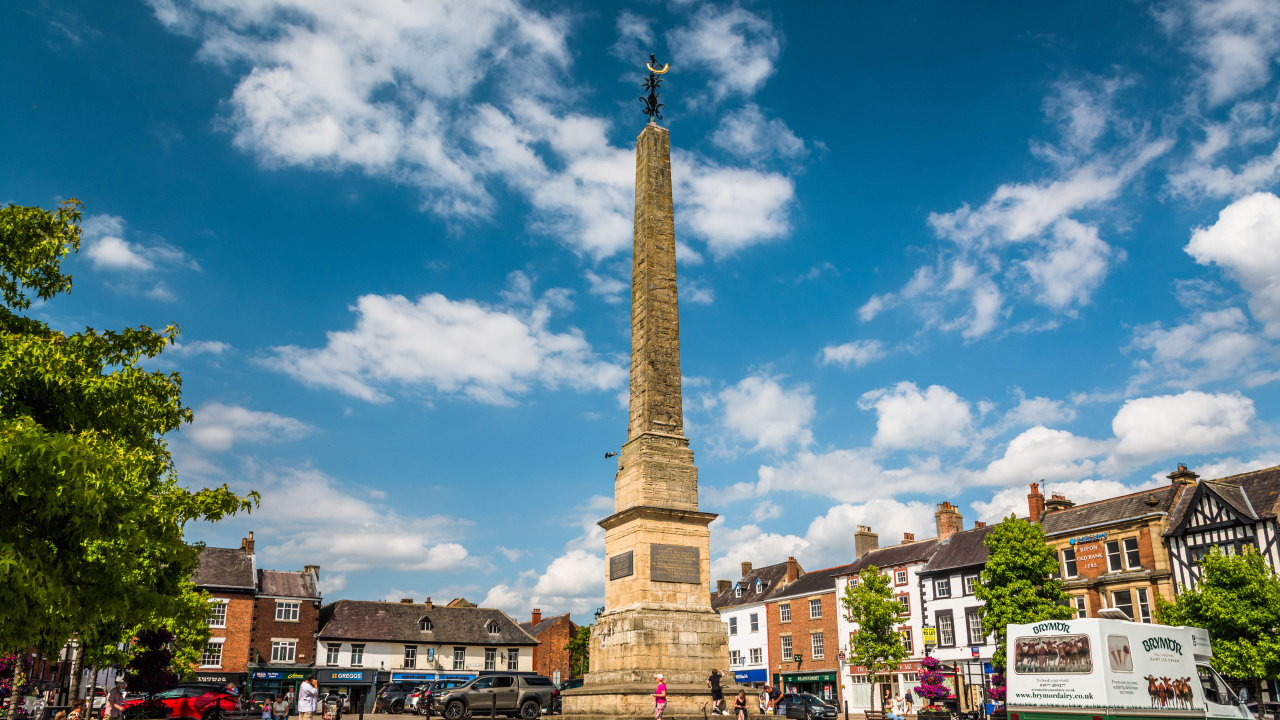 Монумент в центре города под голубым небом,Англия 