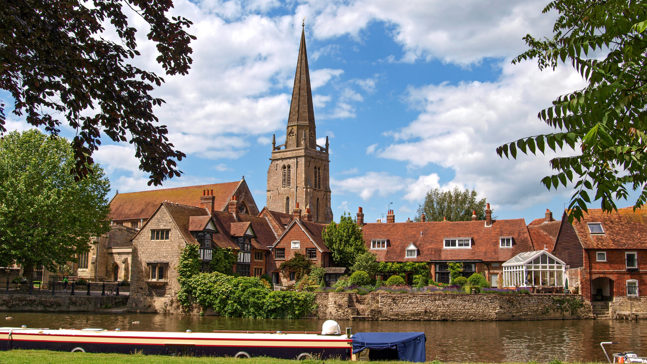 Старинные дома у реки в городе Абингдон, Англия