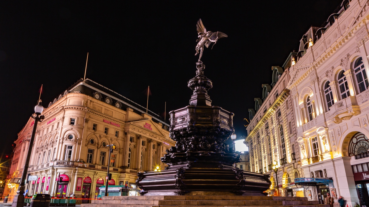 Мемориальный фонтан Шефтсбери на улице Лондона, Англия