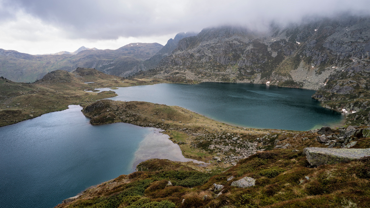 Озера у гор в тумане, Франция 