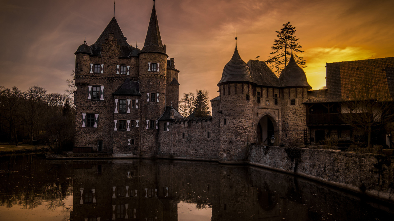 Старинный замок у озера в сумерках, Германия