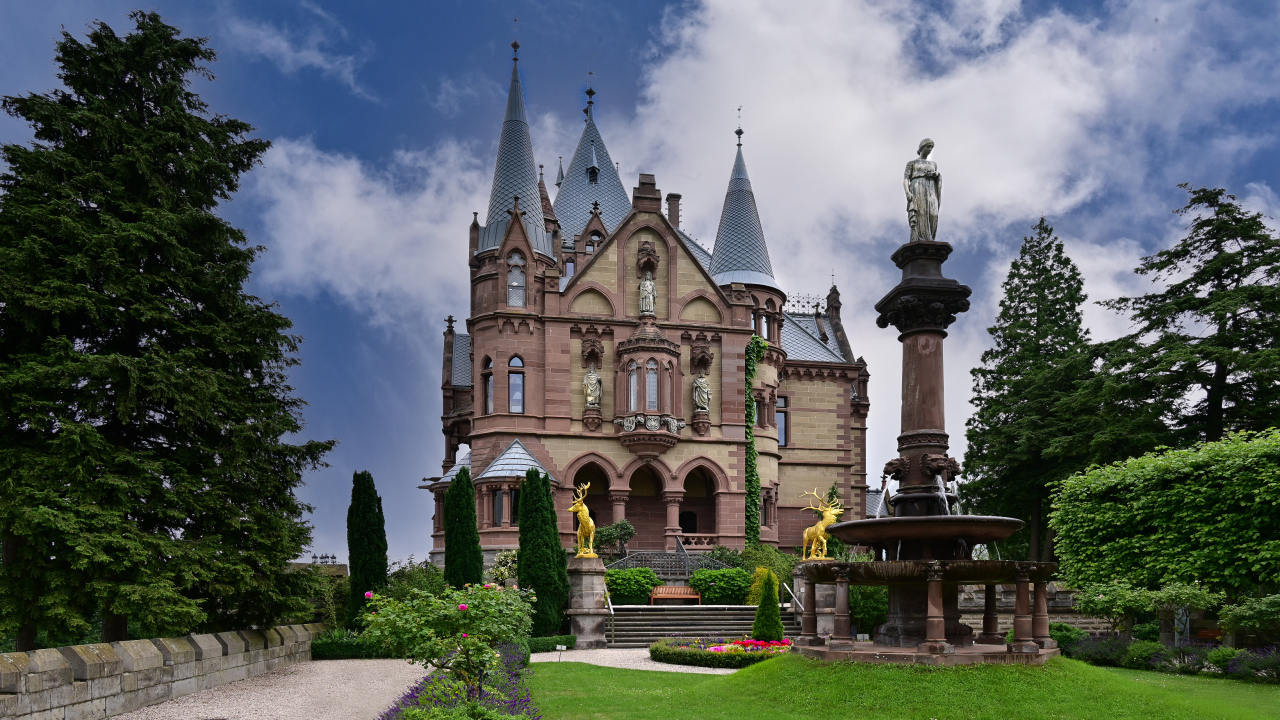 Замок Драхенбург в парке,Германия 