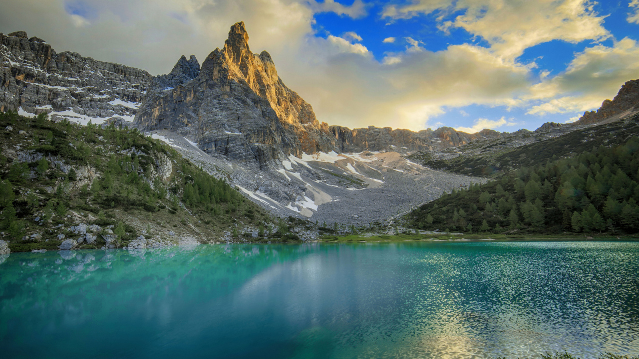 Горный массив Доломитовые альпы у озера, Италия 