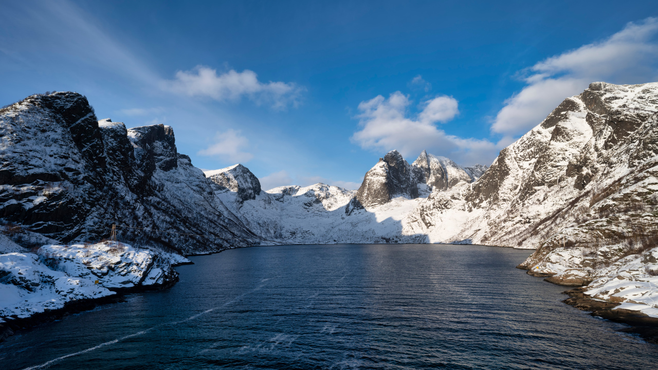 Спокойная холодная вода у заснеженных гор, Норвегия 