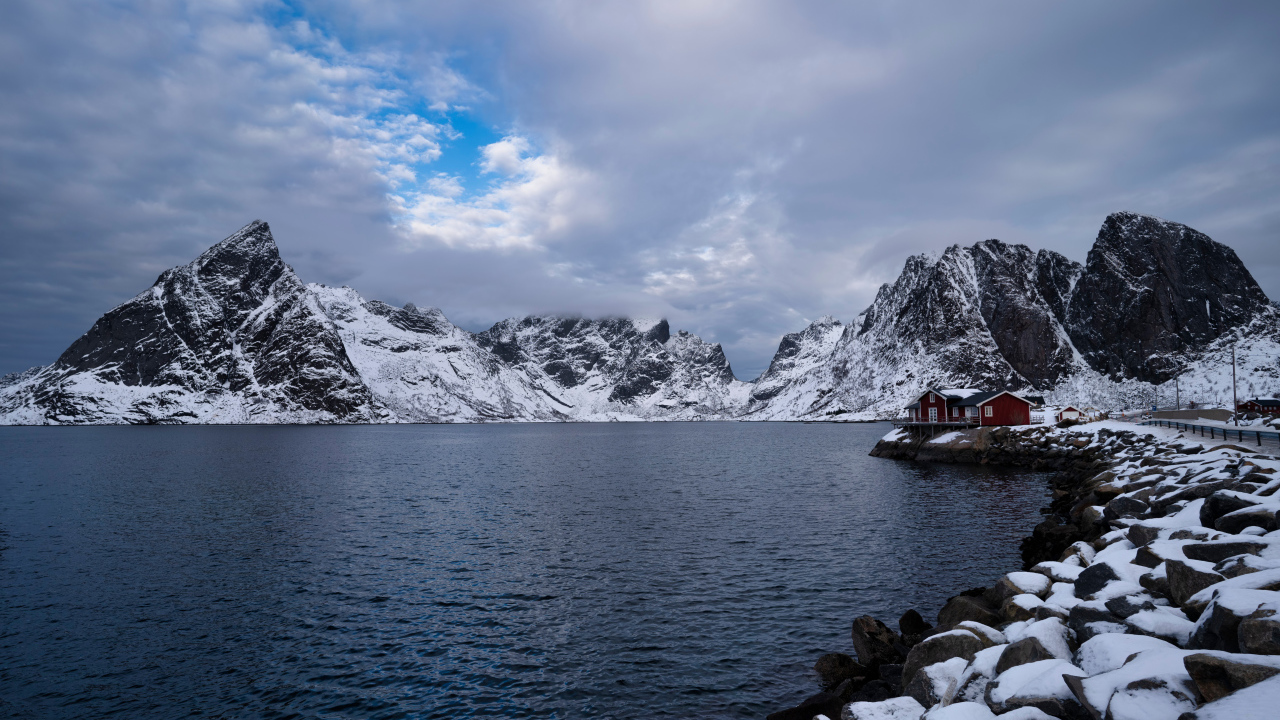 Озеро у заснеженных гор, Лофотенские острова, Норвегия