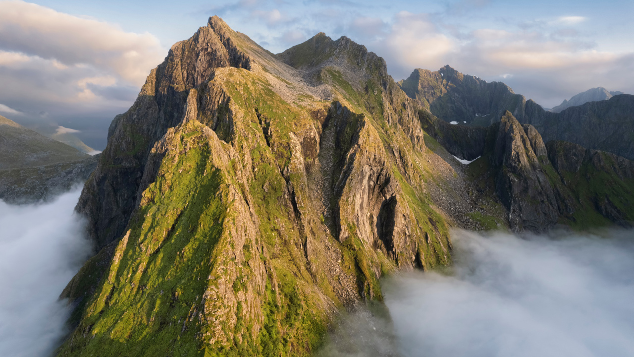 Большие высокие горы в тумане, Лофотенские острова. Норвегия