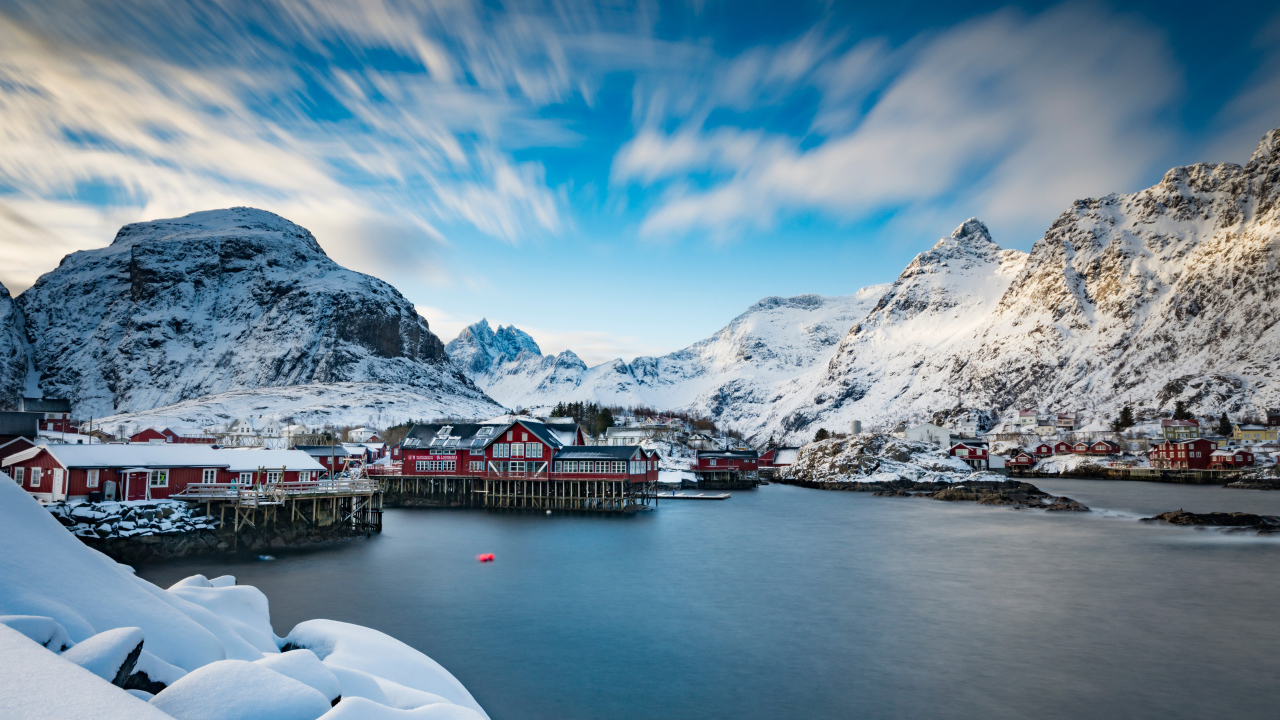 Покрытые снегом горы у озера с домами, Лофотенские острова 