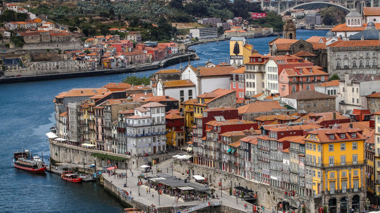 Дома на берегу реки, Португалия