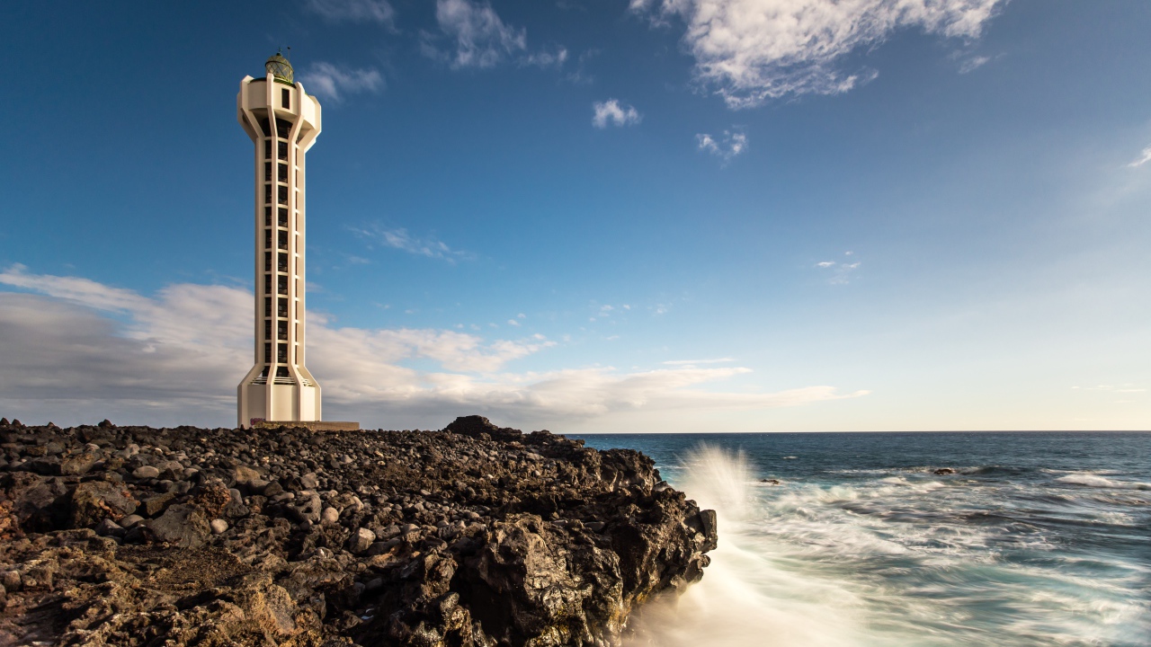 Башня на берегу моря под голубым небом, Испания